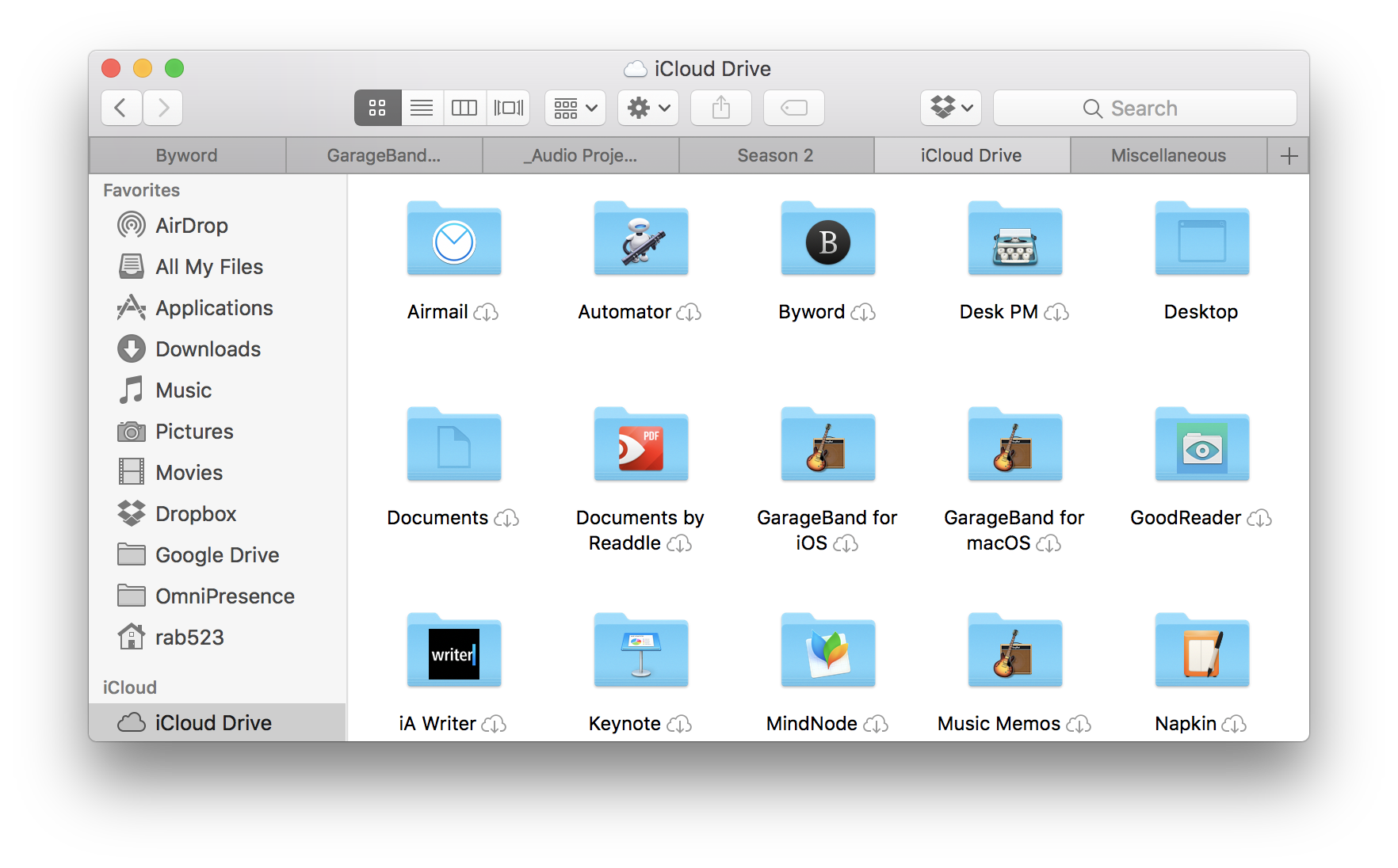 iCloud Drive仍保留着这些奇怪的,特定于应用程序的文件夹,包括用于GarageBand项目的两个分隔的文件夹。这甚至不包括存储在计算机硬盘驱动器上“音乐”文件夹中的本地GarageBand文件夹。