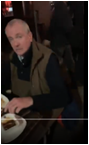 墨菲和家人用餐out.png
