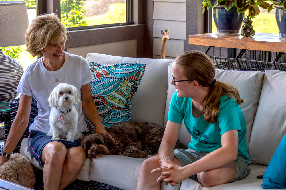 佩里和女儿埃迪森和他们的狗狗们享受着新的户外生活空间.