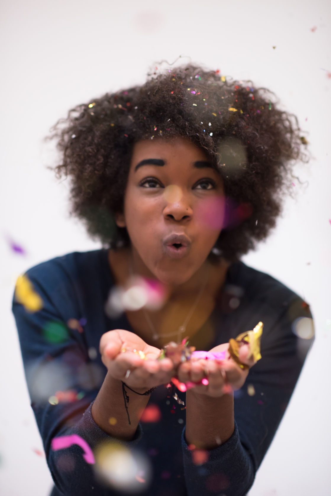 可爱的小女孩庆祝confetti.jpg