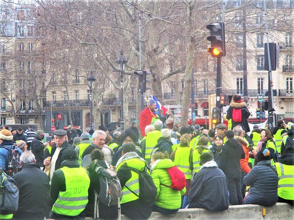 Gilets jaunes empêchés de rejoindre la place de la République et attendant d'être débloqués de la place de la Bastille par les forces de l'ordre. 26 janvier 2019.. By Thomon - Own work, CC BY-SA 4.0. via Wiki Commons.