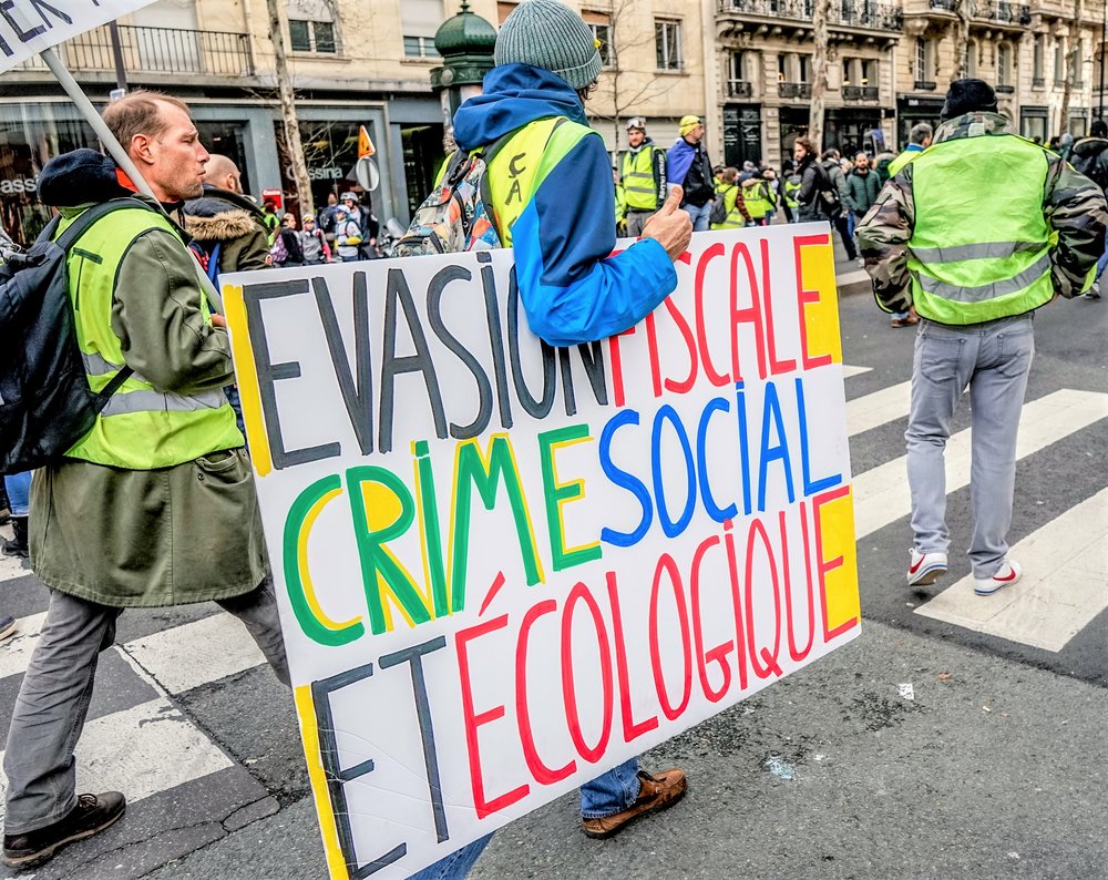 Thousands of yellow vests (Gilets Jaunes) protests in Paris calling for lower fuel taxes, reintroduction of the solidarity tax on wealth, a minimum wage increase, and Emmanuel Macron's resignation as President of France, 09 February 2019. By Norbu Gyachung, CC BY-SA 4.0. via Wiki Commons.
