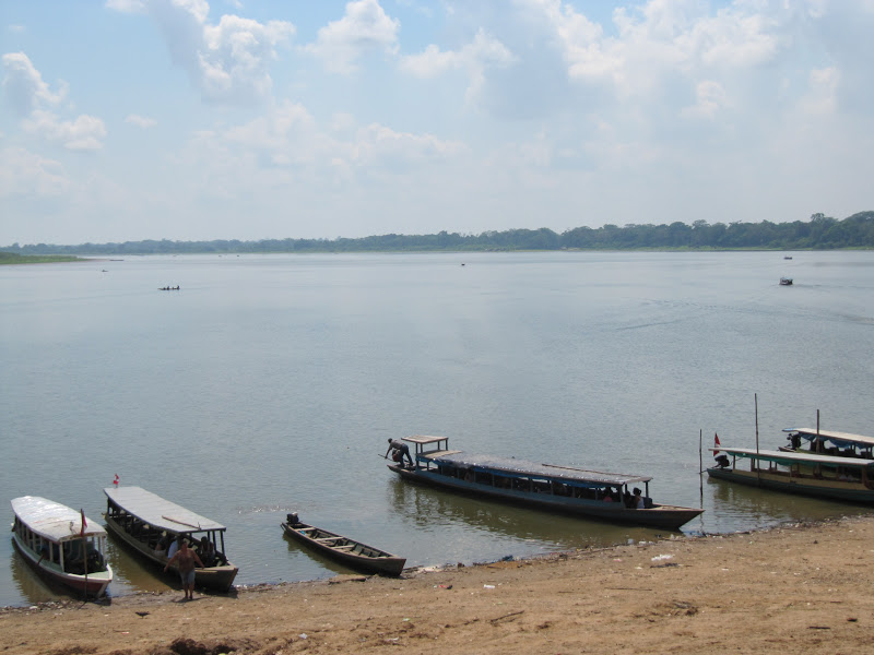 Pucallpa的主要旅游胜地Yarinacocha湖上的河船。