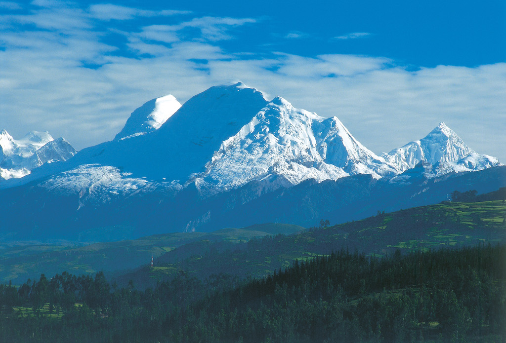 令人敬畏的 瓦斯卡兰Mountain ,白雪皑皑的山峰,俯瞰瓦拉斯。