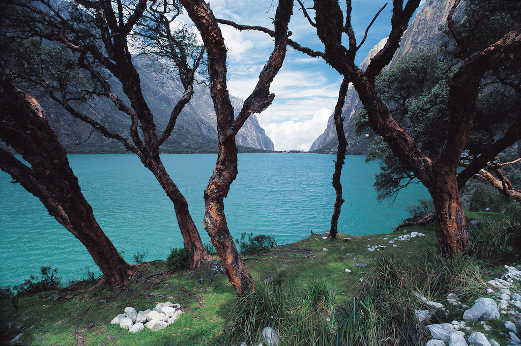 奥康切湖的绿松石水域在Llanganuco山谷,Cordillera Blanca。