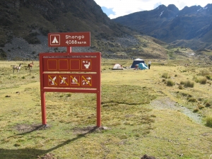 奥列罗斯·崔克(Olleros Trek)上Shongopampa的露营地。
