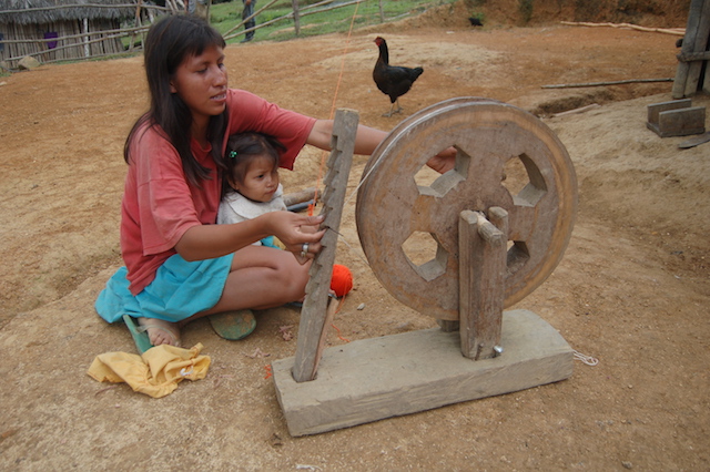 离网in 秘鲁北部- Lady Weaving in Amazon Village.jpg