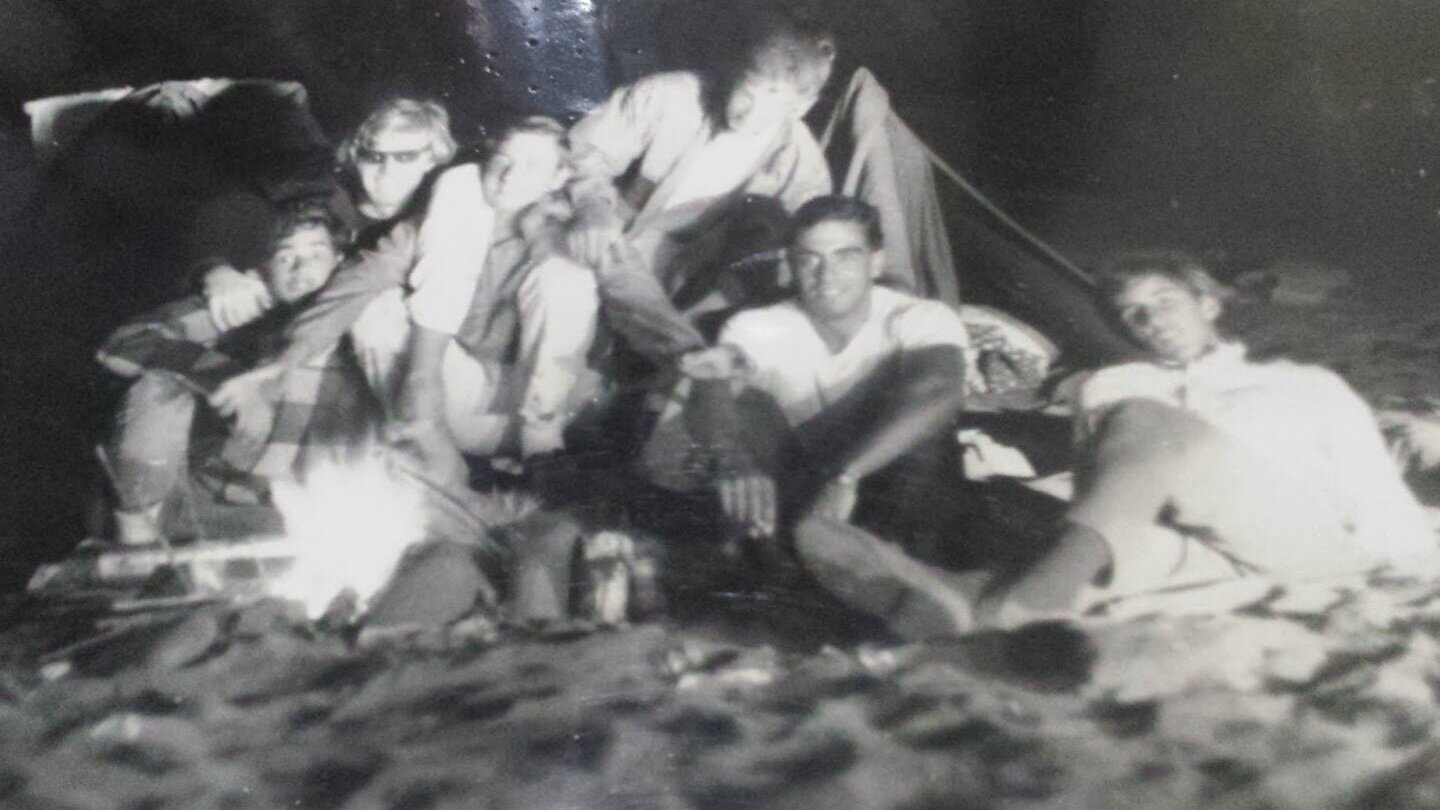 的‘Chicama Expedition’ members on 贝尔梅霍 beach, with 卡洛斯·巴雷达(Carlos Barreda) 最右边。