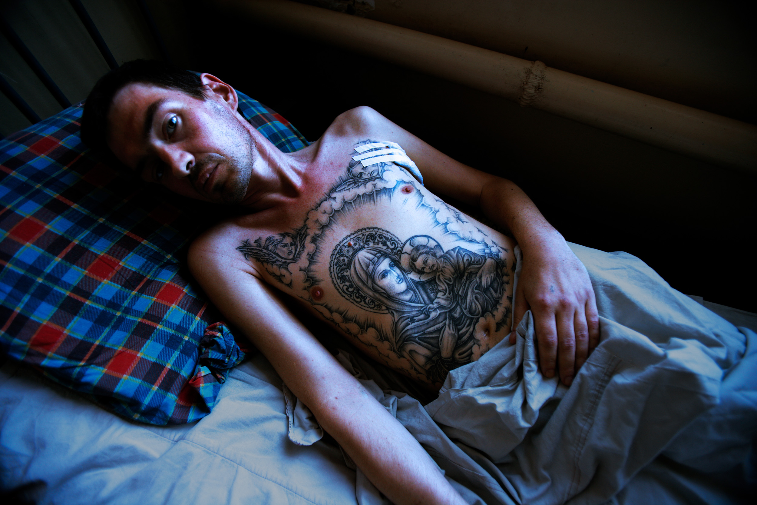 Татуированная зазноба оголяет свое тело после глажки белья