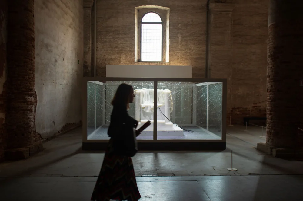 Sun Yuan and Peng Yu, Dear, 2015, Air pump, air tank, hose, sofa. Photo by: Italo Rondinella. Courtesy: La Biennale di Venezia