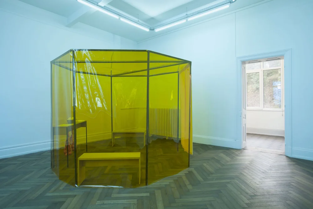 Daniel Steegmann Mangrané, Orange Oranges 2 (Medium Lemon/ Summer Blue), 2004; Struttura modulare in acciaio, filtro fotografico, tessuto di seta indiana, sgabelli, tavolo, coltelli, spremiagrumi, bicchieri, arance fresche. Veduta dell’ installazione: CRAC Alsace Centre Rhénan d'Art Contemporain, Altkirch, 2014. Courtesy dell’artista e Esther Schipper, Berlino. Foto: Andrea Rossetti