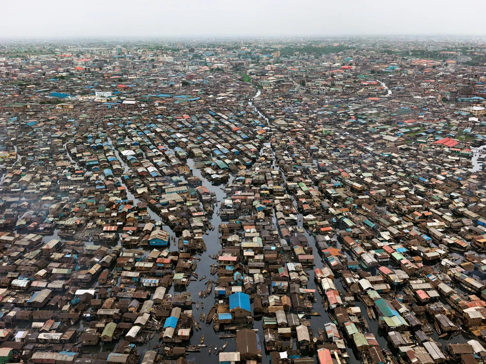 la baraccopoli di Makoko alla periferia di Lagos in Nigeria. image: Burtynsky