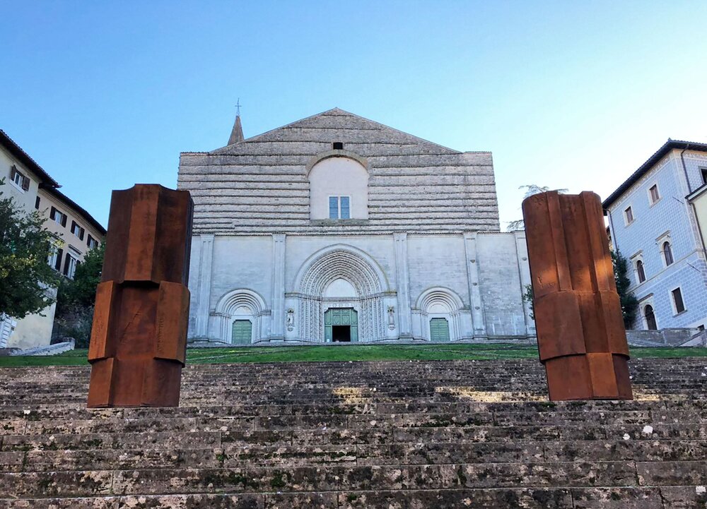 Beverly Pepper, SAN MARTINO ALTARS, 1993, ghisa 310 x 121 x 82 cm.