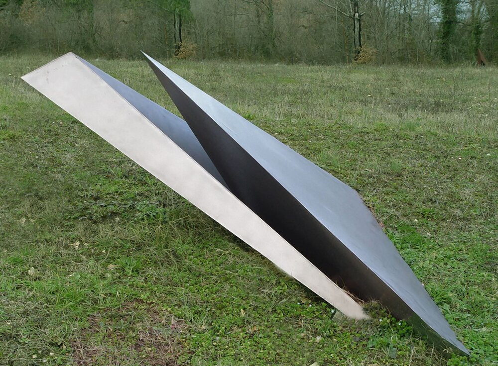 Beverly Pepper, DOUBLE PYRAMID, 1971, acciaio inox 88 x 210 x 230 cm.