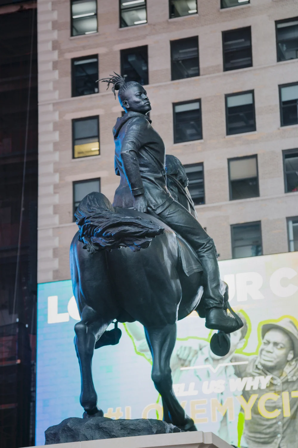 Kehinde Wiley, Rumors of War, 2019. © 2019 Kehinde Wiley. Presentato da Times Square Arts in collaborazione con il Virginia Museum of Fine Art e Sean Kelly, New York. Fotografo: Ka-Man Tse per Times Square Arts.