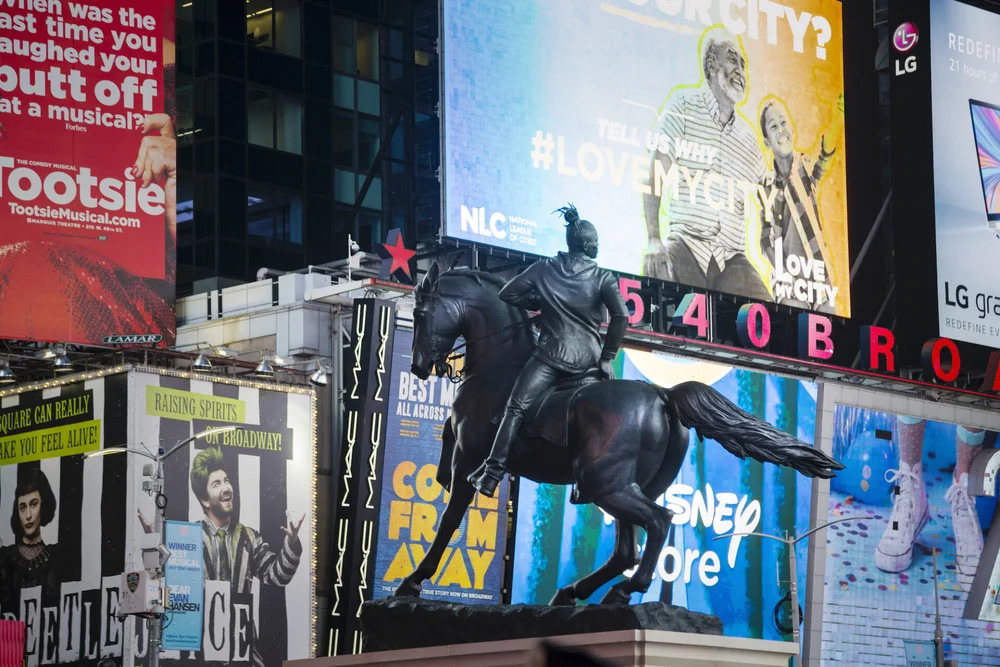 Kehinde Wiley, Rumors of War, 2019. © 2019 Kehinde Wiley. Presentato da Times Square Arts in collaborazione con il Virginia Museum of Fine Art e Sean Kelly, New York. Fotografo: Ka-Man Tse per Times Square Arts.