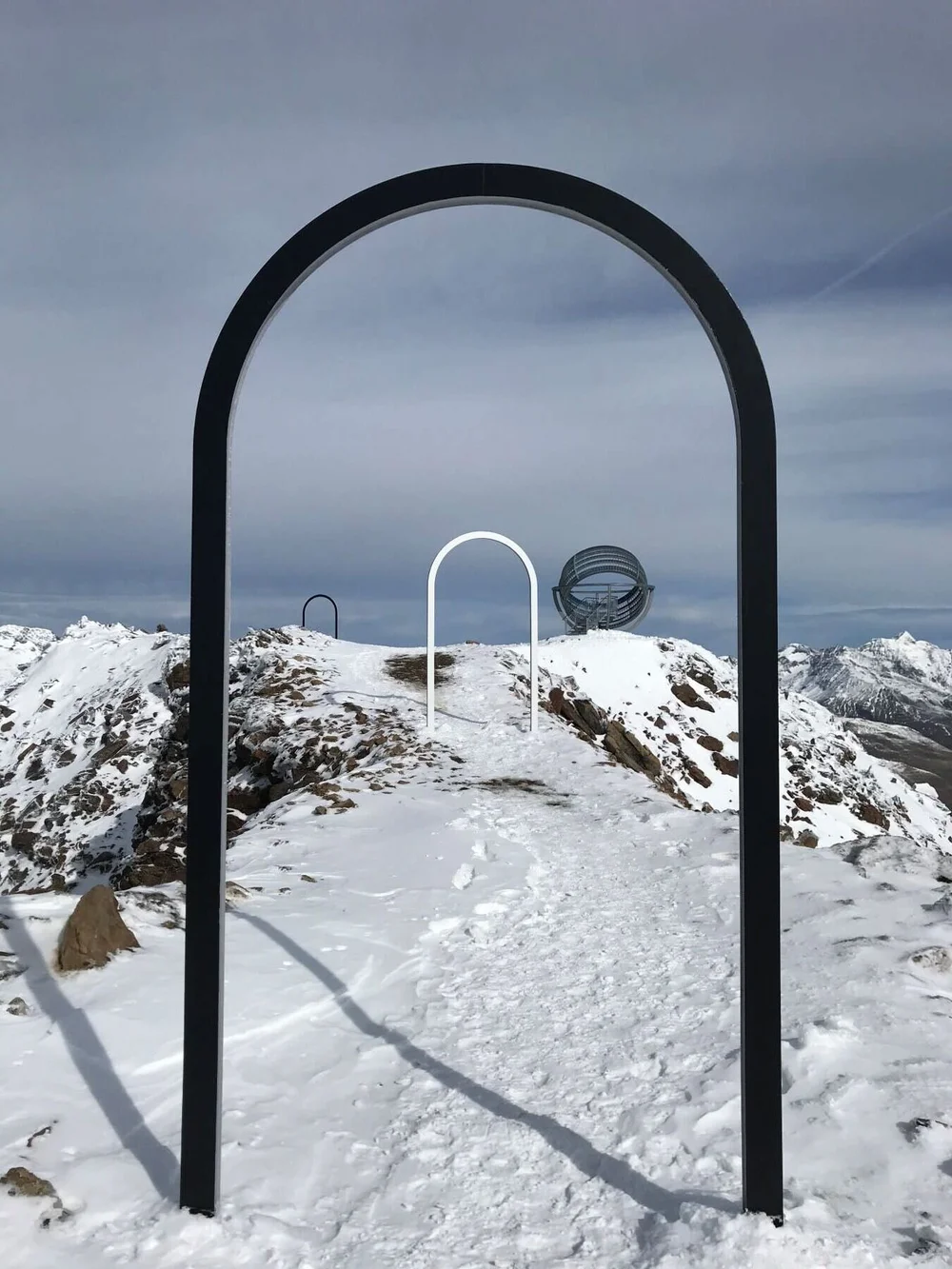 Olafur Eliasson , Our glacial perspectives, 2020. Steel, coloured glass. Installation view:Hochjochferner glacier, South Tyrol Photo: Studio Olafur Eliasson Commissioned by: Talking Waters Society © 2020 Olafur Eliasson