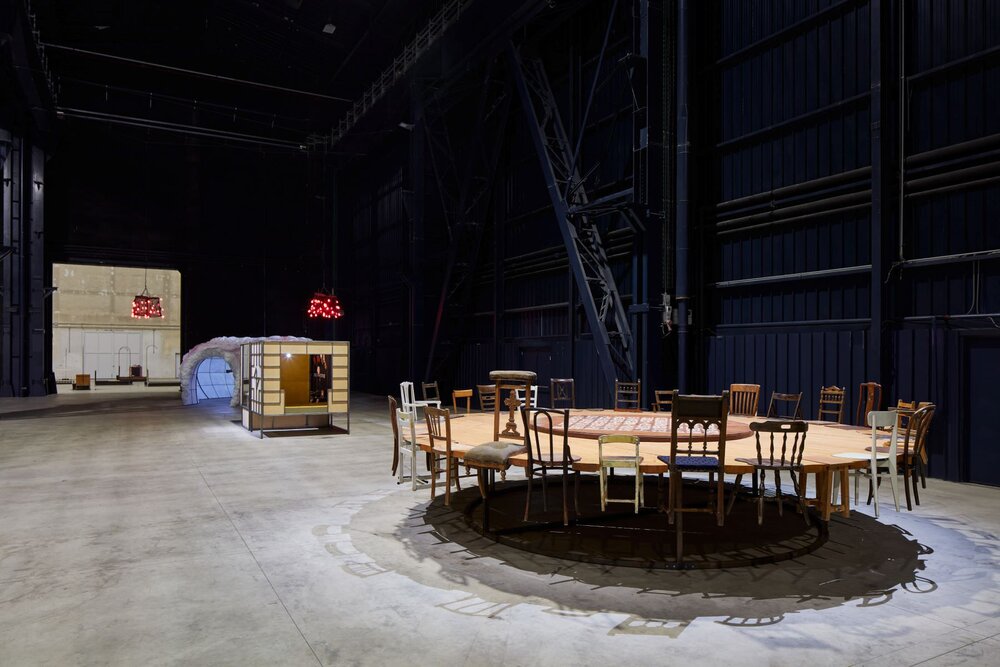 Chen Zhen Round Table, 1995 Veduta della mostra, Short-circuits, Pirelli HangarBicocca, Milano, 2020 © ADAGP, Parigi Courtesy Pirelli HangarBicocca, Milano Foto: Agostino Osio