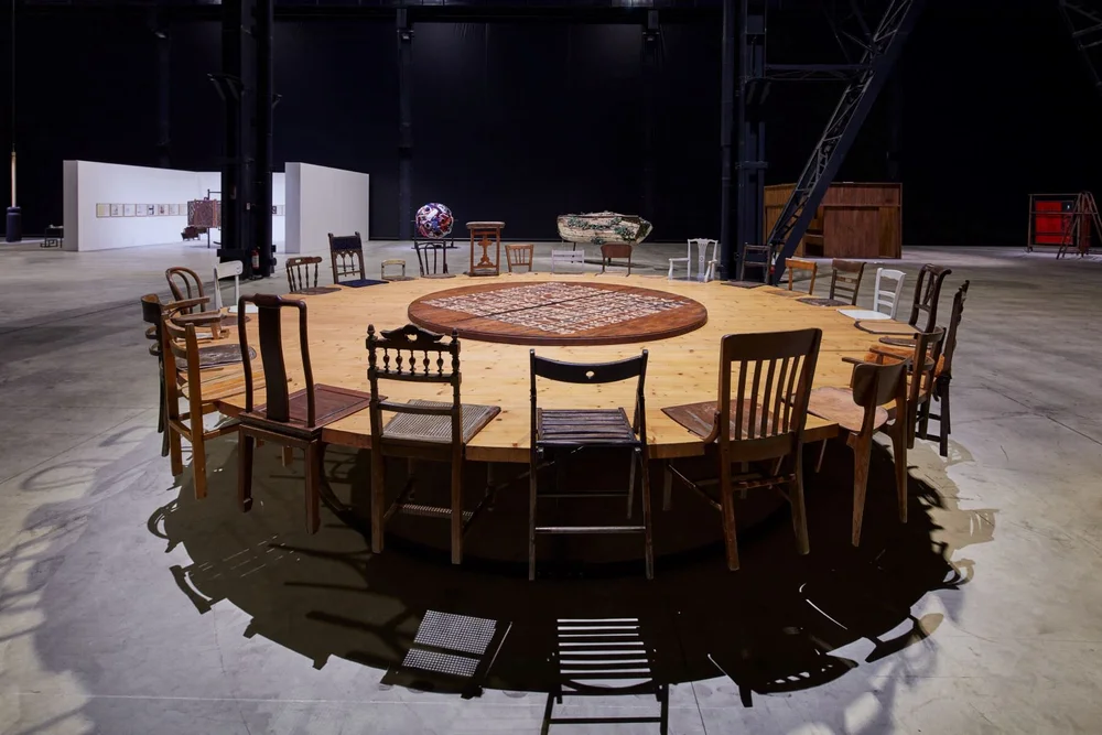 Chen Zhen Round Table, 1995 Veduta della mostra, Short-circuits, Pirelli HangarBicocca, Milano, 2020 © ADAGP, Parigi Courtesy Pirelli HangarBicocca, Milano Foto: Agostino Osio