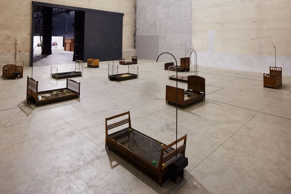 Chen Zhen Jardin-Lavoir, 2000 Veduta dell’installazione, Pirelli HangarBicocca, Milano, 2020 © ADAGP, Parigi Courtesy Pirelli HangarBicocca, Milano, e GALLERIA CONTINUA Foto: Agostino Osio