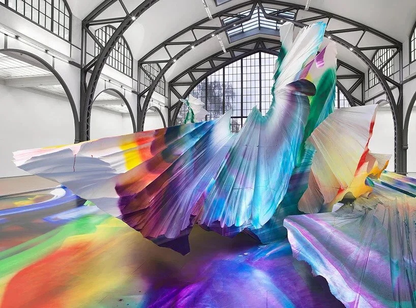 ‘Katharina Grosse. It Wasn’t Us’, exhibition view at Hamburger Bahnhof – Museum für Gegenwart – Berlin, 2020 Courtesy König Galerie, Berlin, London, Tokyo / Gagosian / Galerie Nächst St. Stephan Rosemarie Schwarzwälder, wien © Katharina Grosse / VG Bild-Kunst, Bonn 2020 / photo by Jens Ziehe | video courtesy Katharina Gosse and VG Bild-Kunst Bonn, 2020