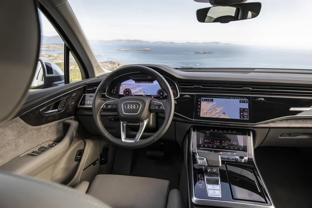 2021-AudiQ7interior.jpg