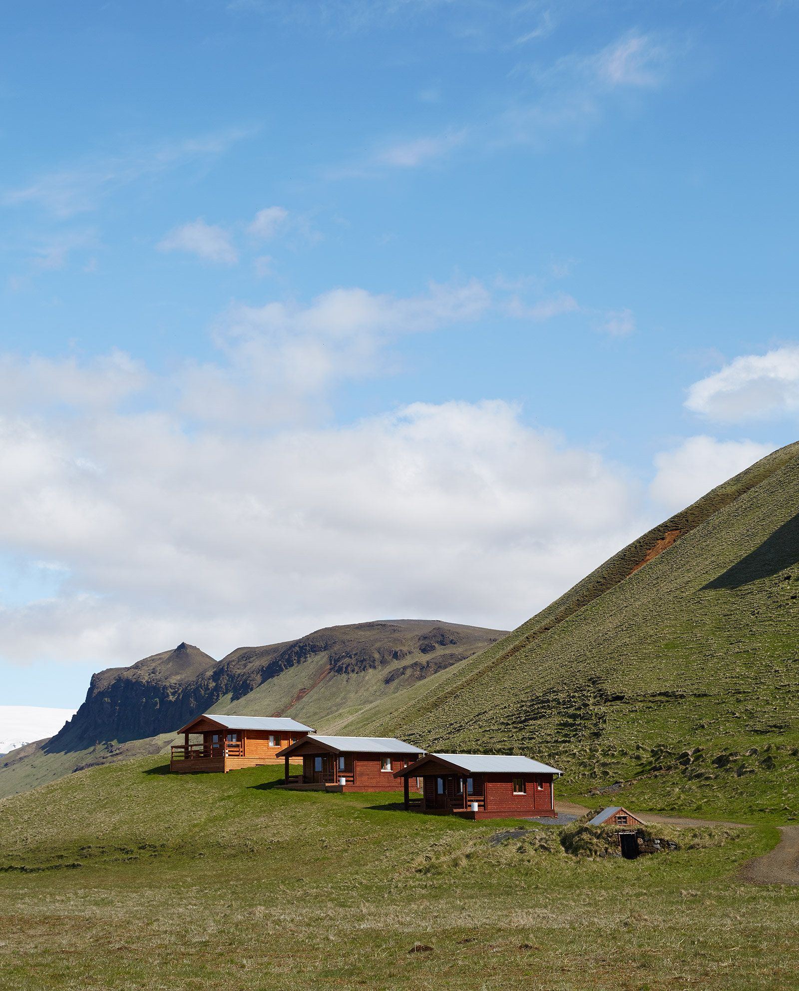 在冰岛的小木屋的山坡风景