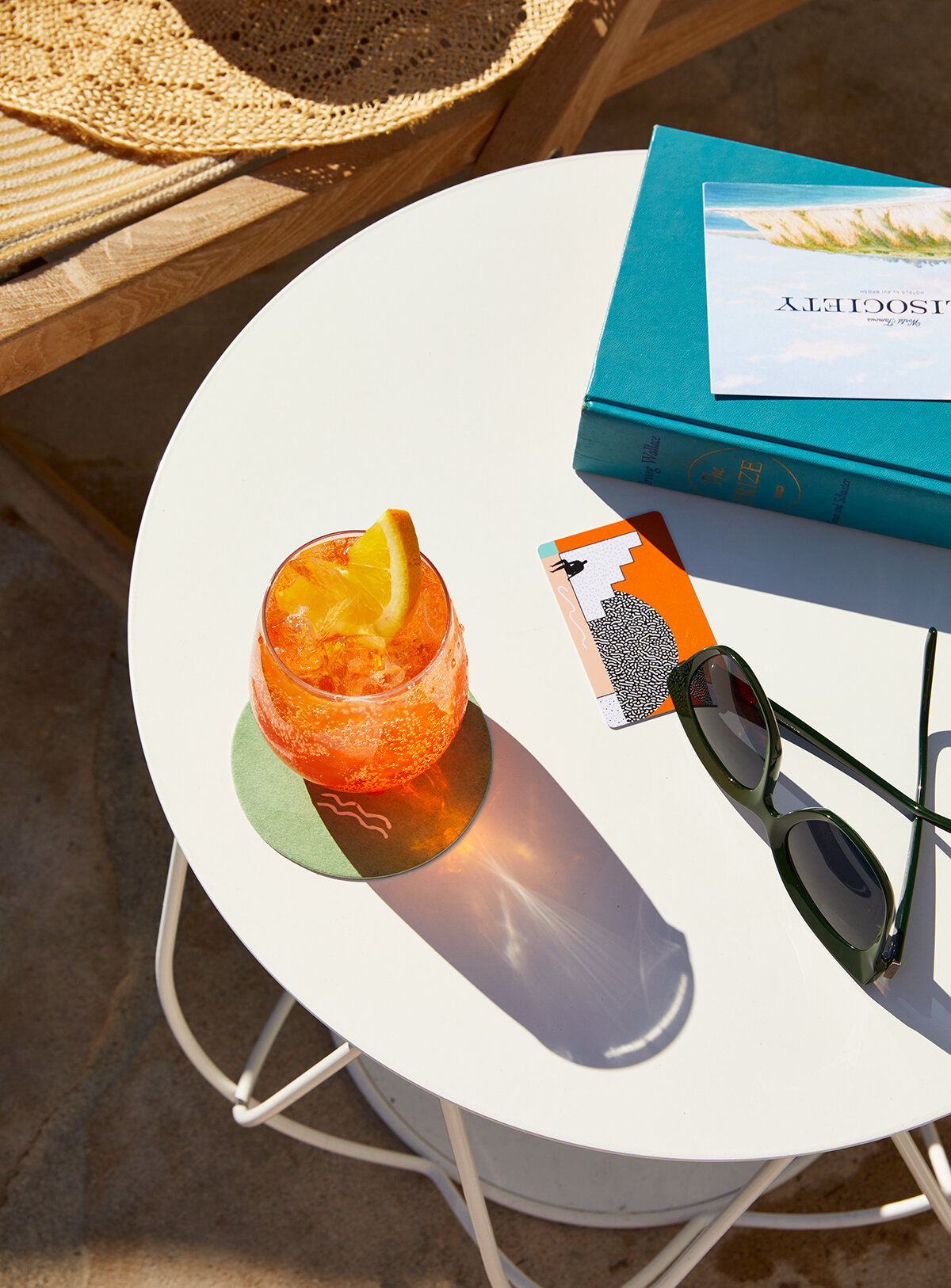 Aperol喷水,太阳镜和泳池边预订