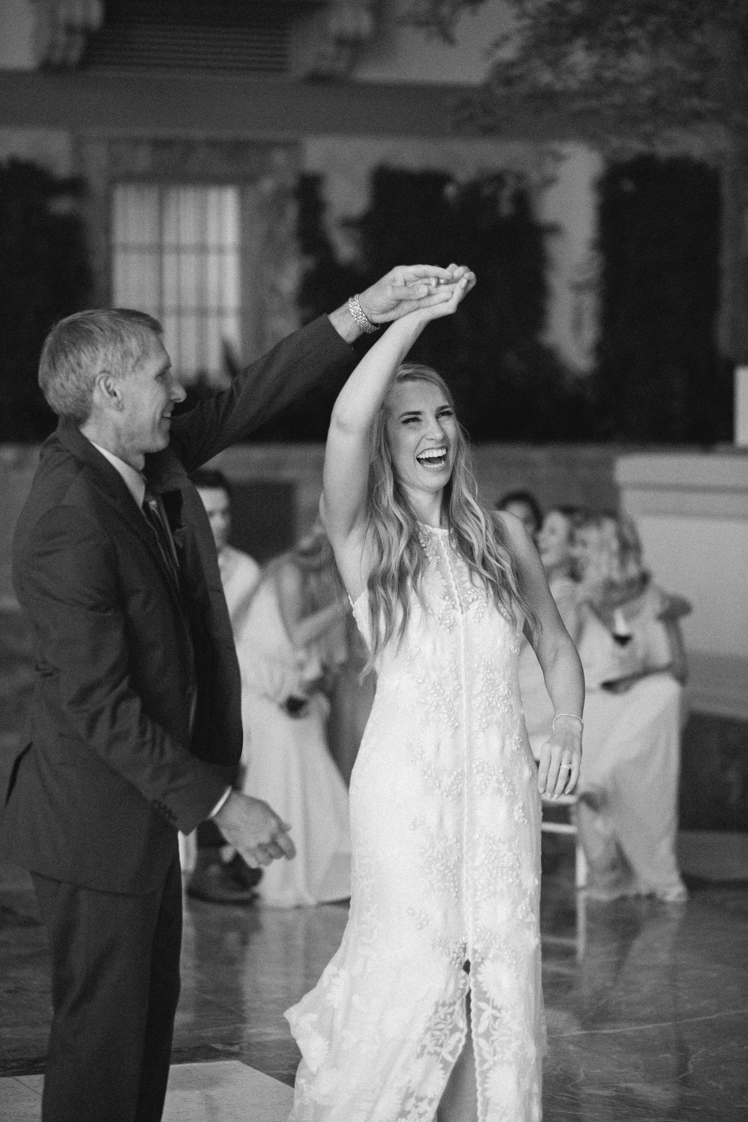 A father/daughter wedding dance by舞厅舞蹈芝加哥.