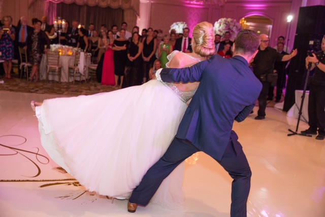 做酷舞蹈移动的婚礼夫妇