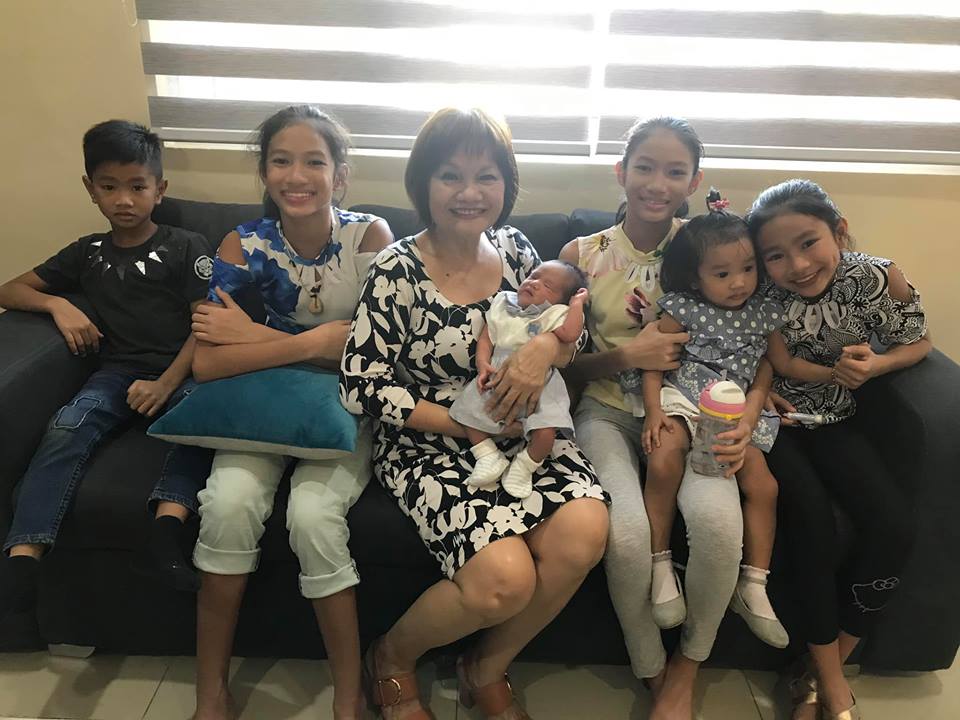 楼妈妈& 6 Grandkids 1.jpg