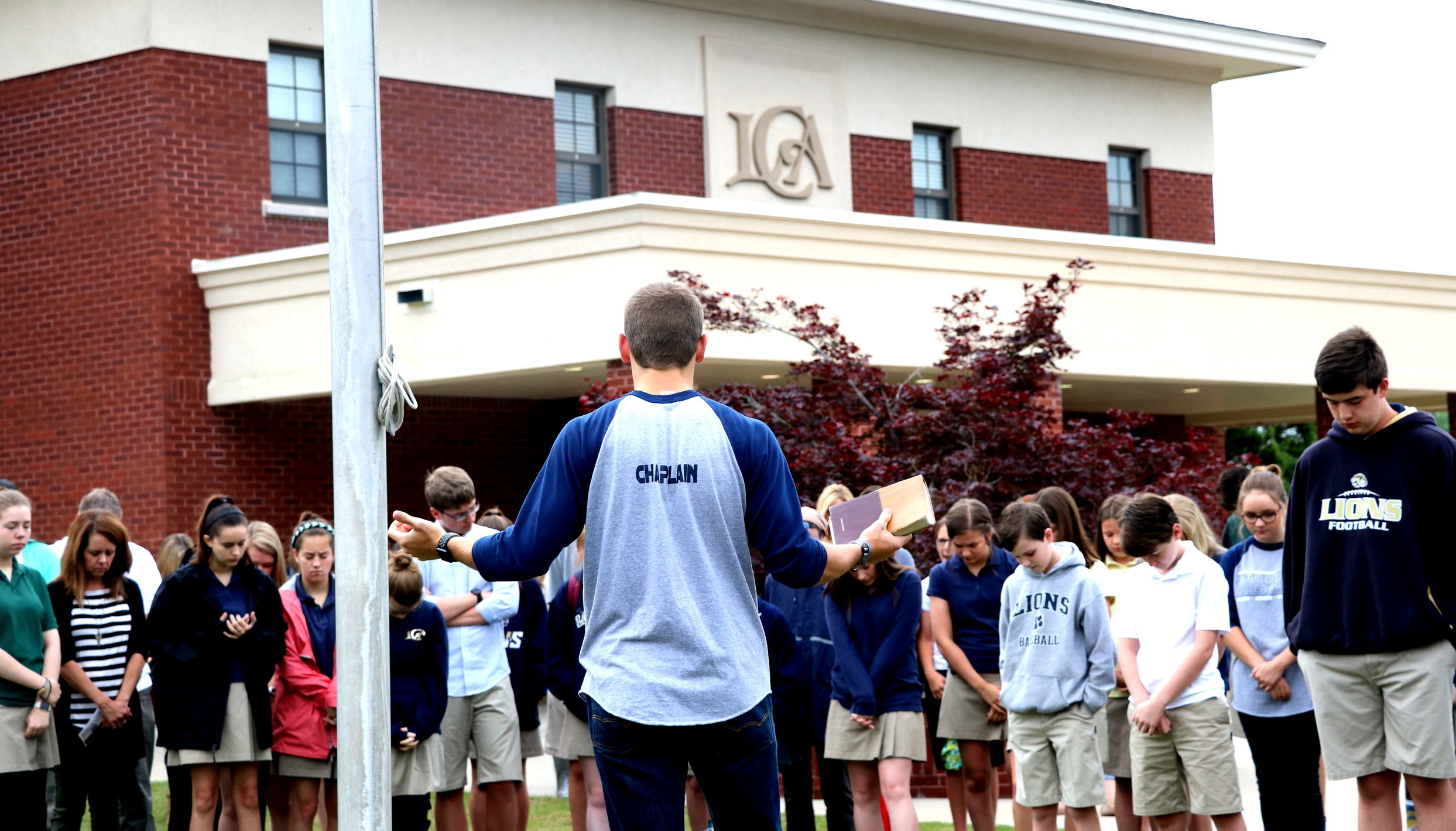 学生会牧师带领高年级学生 &amp; 这是全国See You At the Pole运动的一部分.