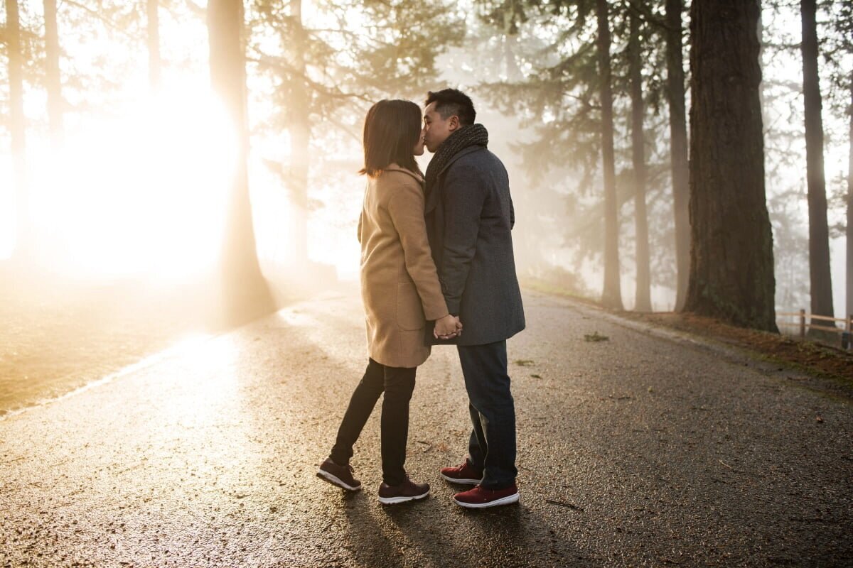 订婚会议期间在塔博尔山上接吻的情侣