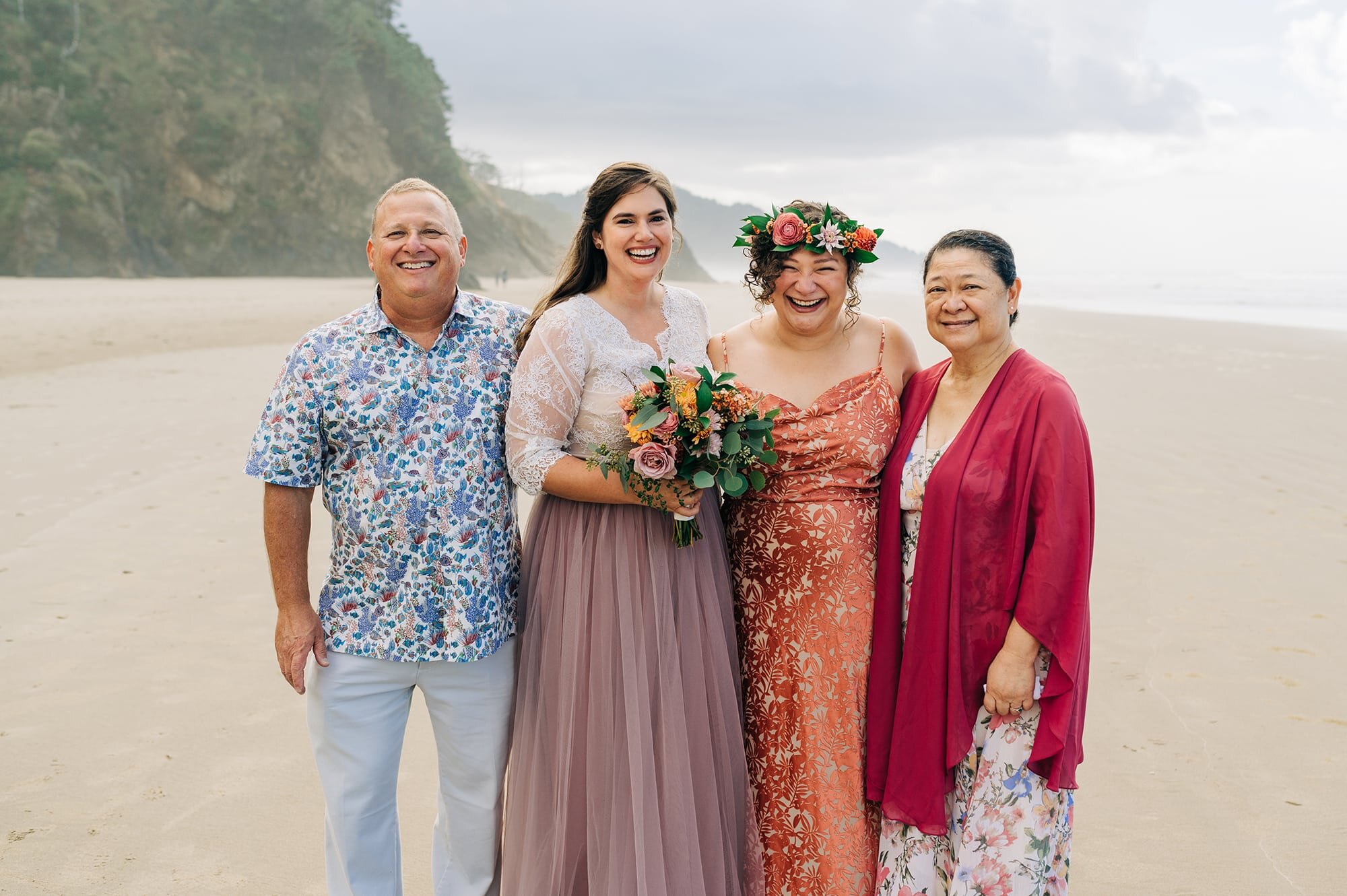 已婚夫妇与父母在海滩上的肖像