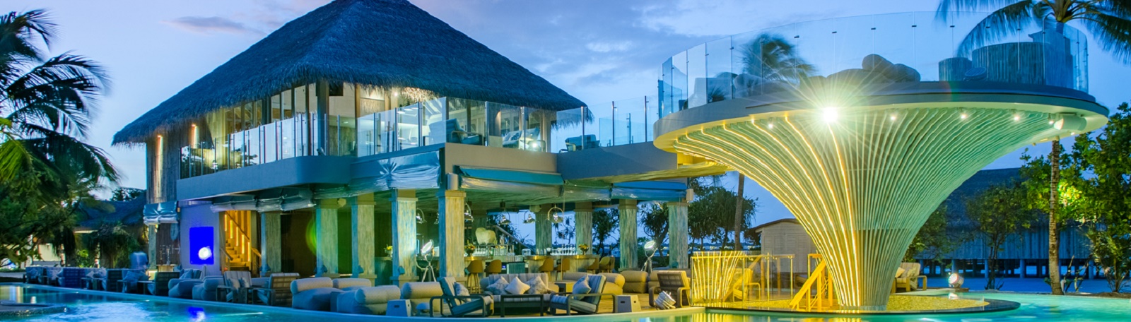 在Finolhu 1 Oak Beach Club享受一两杯鸡尾酒
