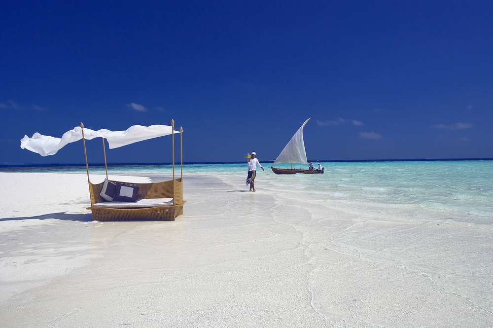 baros-maldives_sandbank-waiter_hr.jpg