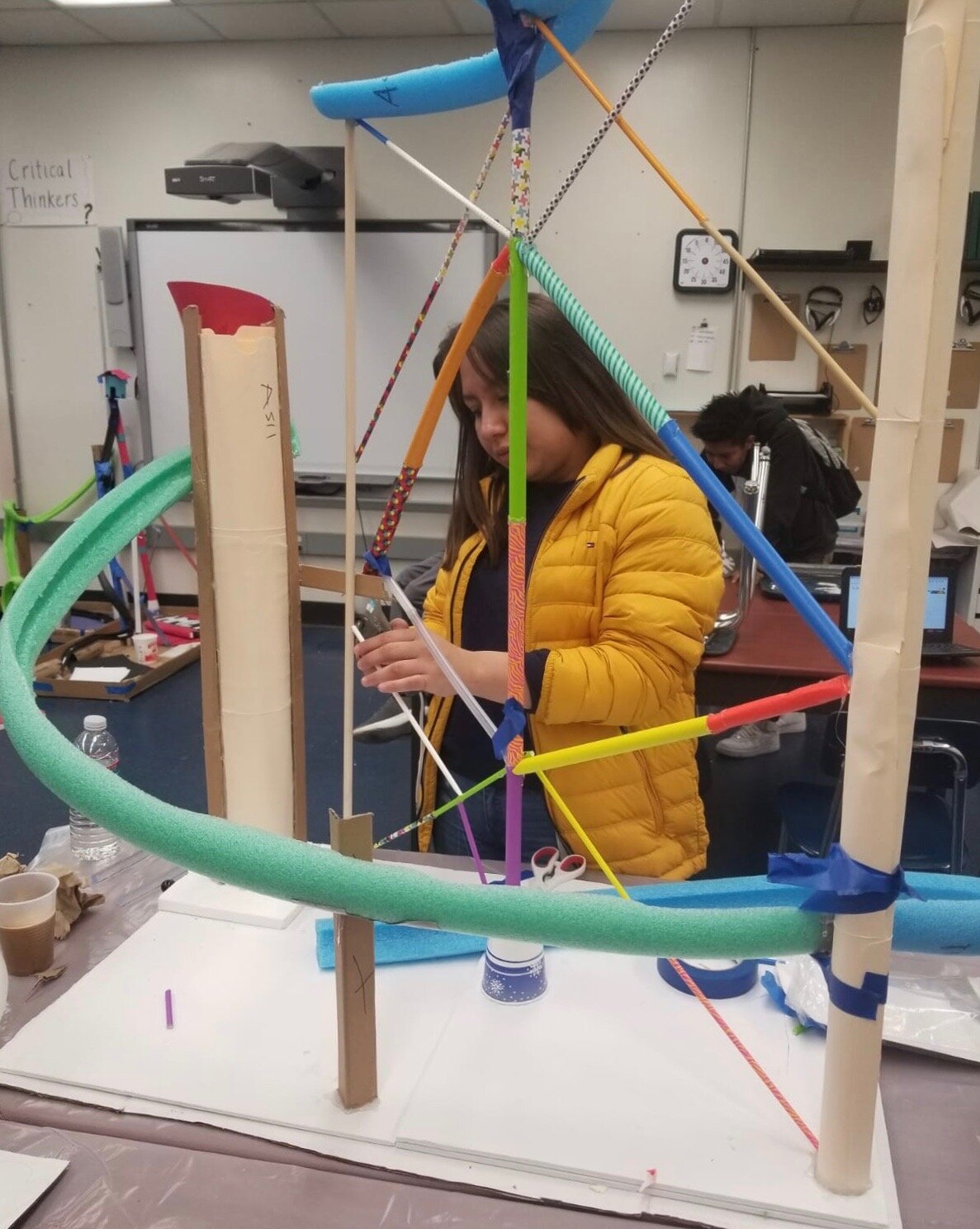 一位来自奥克兰国际高中的新学生正在做她最后的过山车设计.