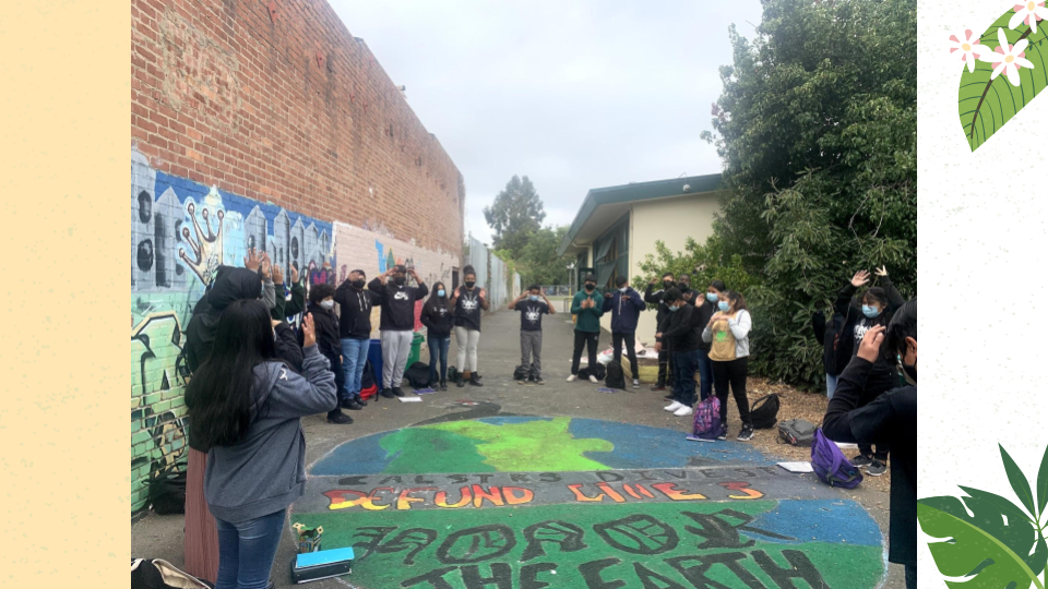 在城市承诺学院，MX Cory在进入壁画设计过程之前，将学生与社区联系起来，进行恢复性社区圈实践.&,