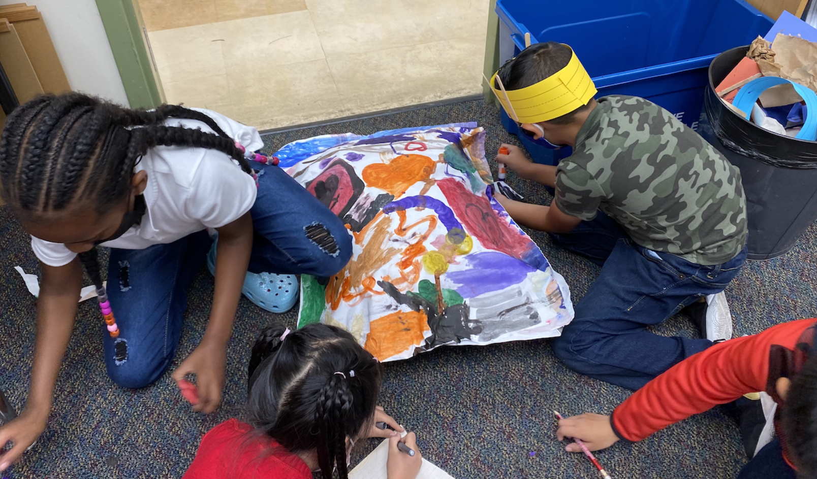 连接创客为中心的学习策略, 材料作为教师安德里亚·冈萨雷斯, 加菲猫小学的老师正在和学生合作组织一起制作一个“软绵绵的学校”，你可以拥抱或躺在上面安慰. 也可以帮助孩子们“学习阅读和艺术”.
