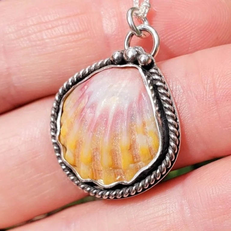 Seashell pendant necklace hot sale