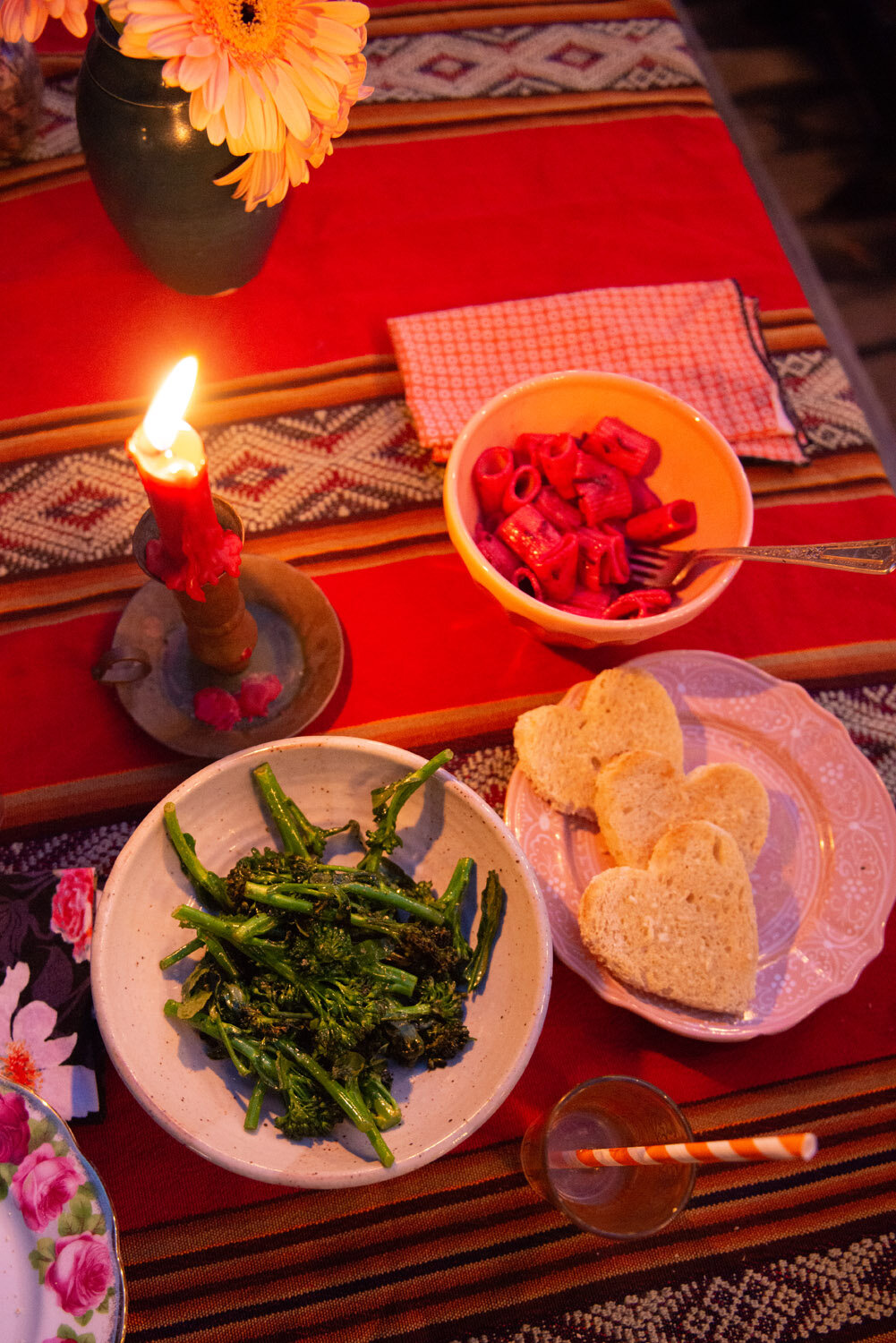 西兰花拉贝炒黄油&大蒜。用中高温炒至鲜绿色。