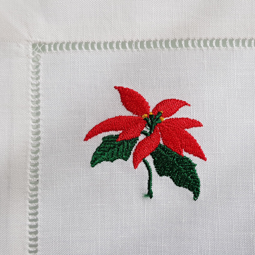 Mantel individual con bordado de flor de Nochebuena — Casa del Lino