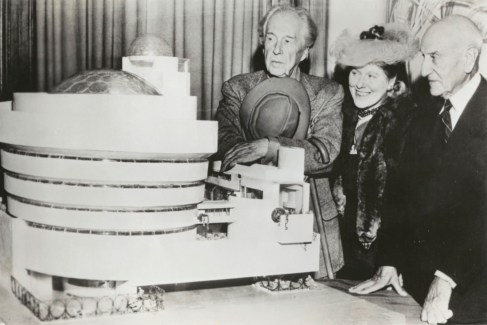 弗兰克·劳埃德·赖特, Hilla Rebay, and Solomon R. Guggenheim standing beside the 1945 model of the Guggenheim Museum. © SRGF Archives, New York. Photo: Margaret Carson