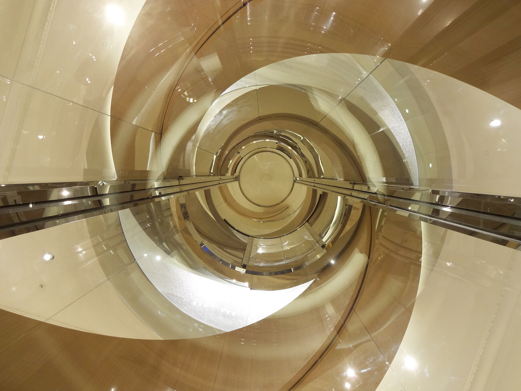 Spiralling 玻璃电梯 Shaft. Photo supplied by 路易威登.