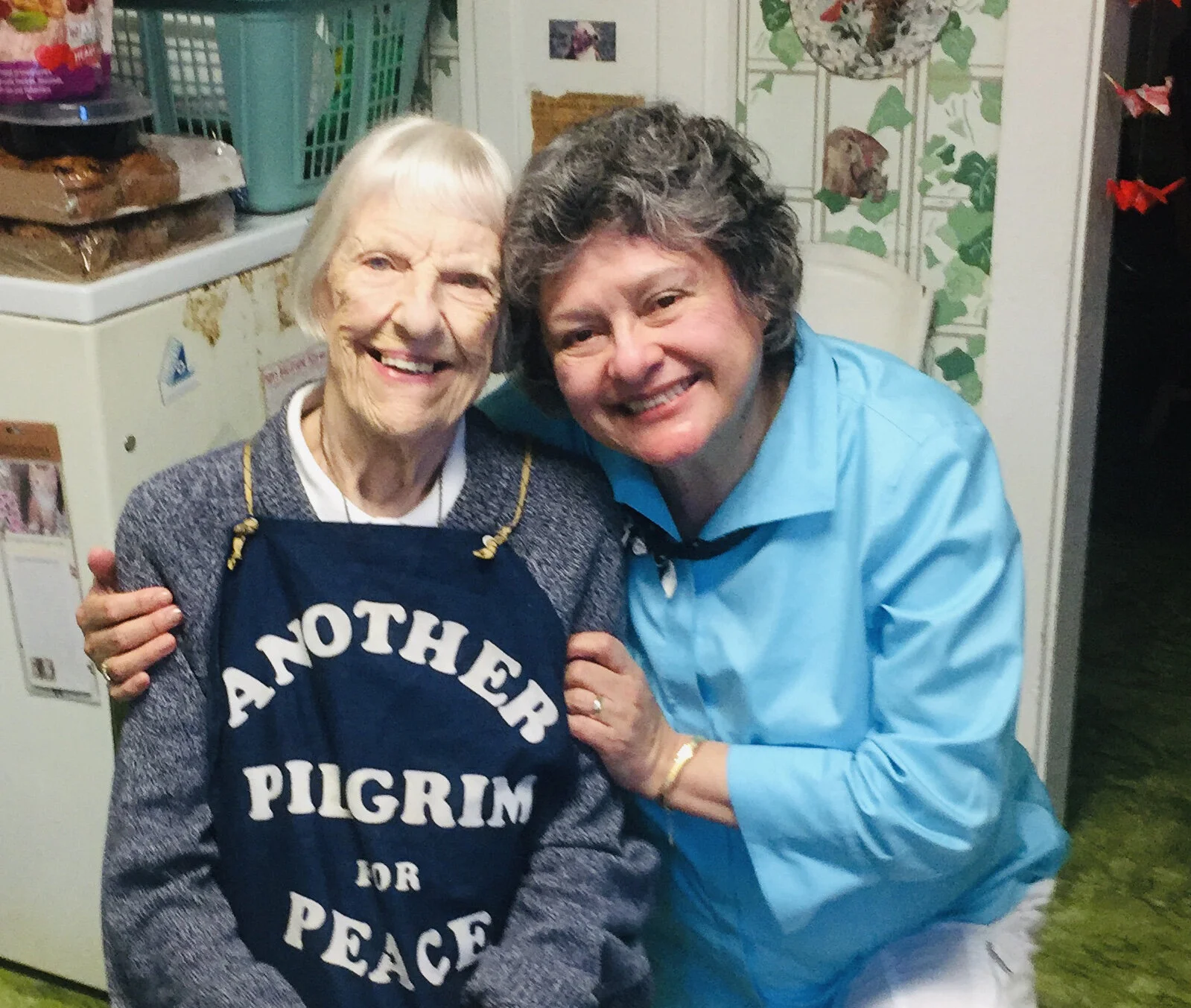 Mayte Picco-Kline shares a smile with Peace Pilgrim’s 105-year-old sister, Helene Young