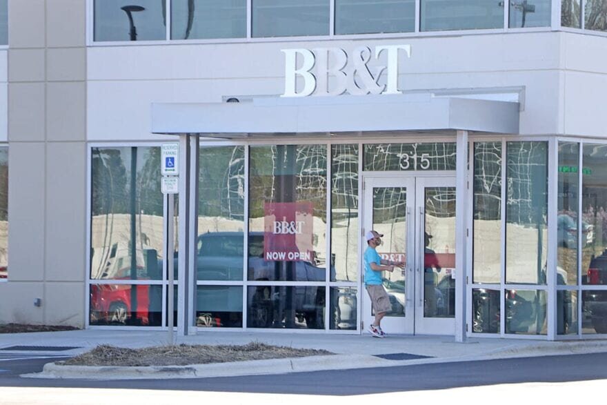 客户进入新的BB&选d.K. 怀特维尔的鲍威尔大道. 贾斯汀·史密斯提供的工作人员照片