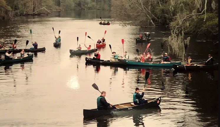 在费尔布拉夫的外卖点附近，一群早期的河湾郊游者独木舟. 图片由Richard 威利斯提供