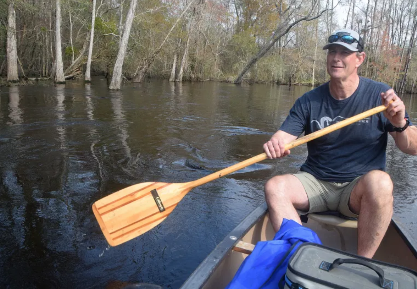 迪克森·麦克莱恩(Dickson McLean)是这条河的长期桨手，也是木材河保护委员会的成员.          	Les High摄影
