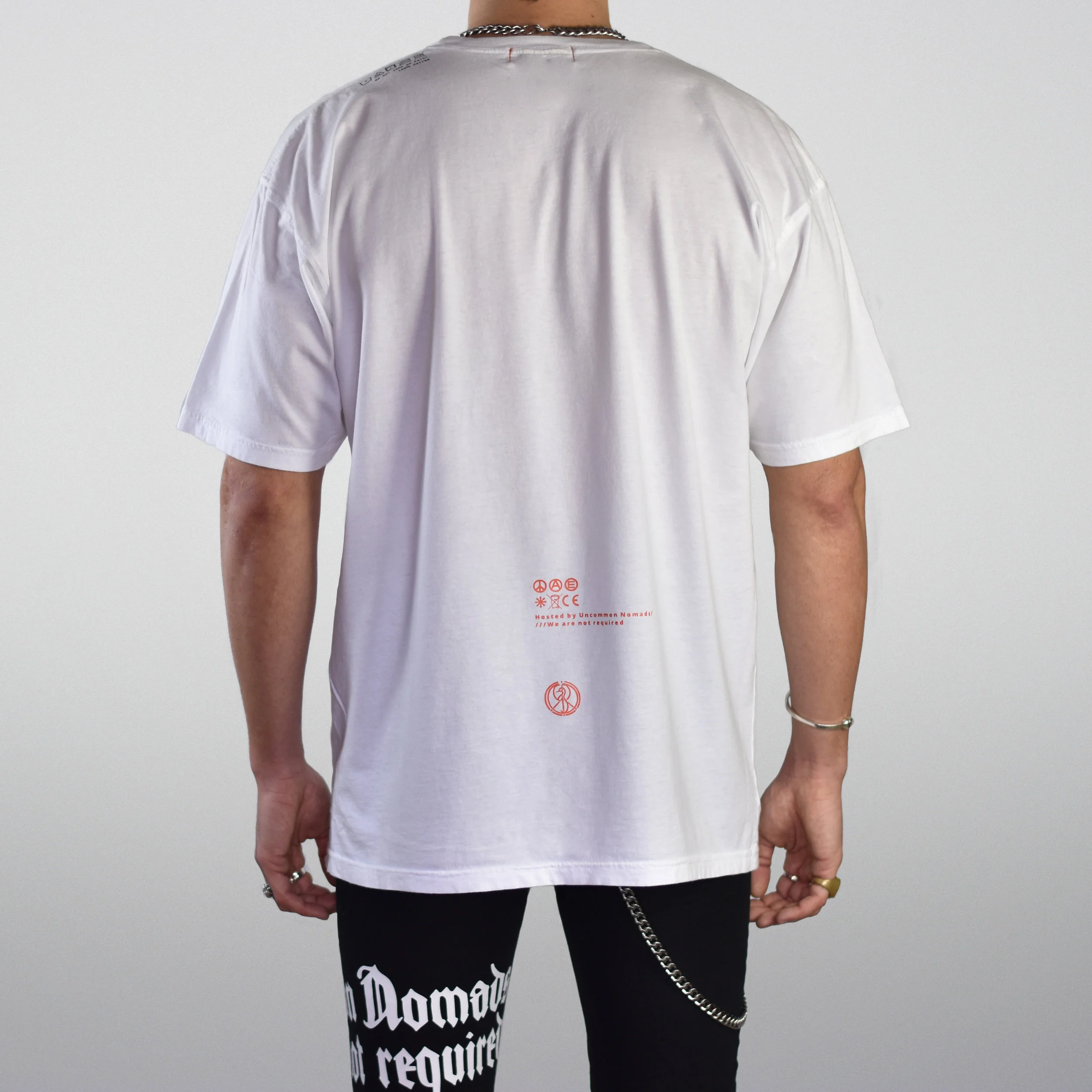 camiseta blanca atras