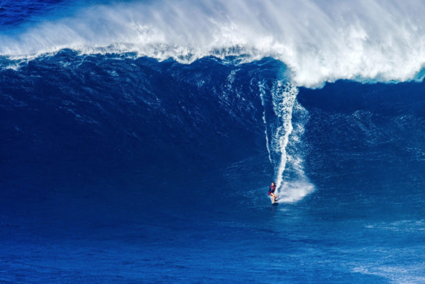 Bethany Hamilton,在夏威夷的Jaws中冲浪40英尺。分娩后6个月。她太不可思议了。
